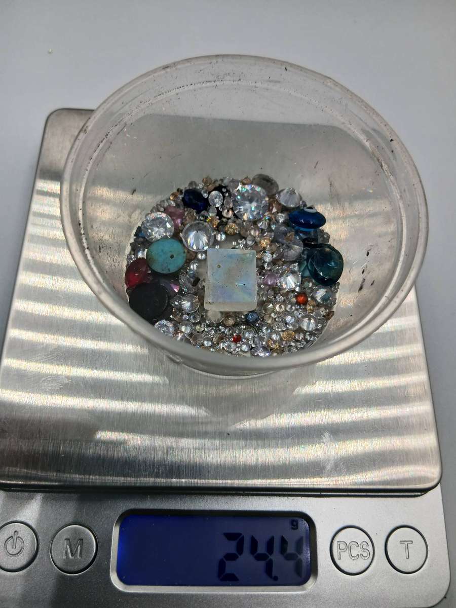 Lot of mixed jewelry stones