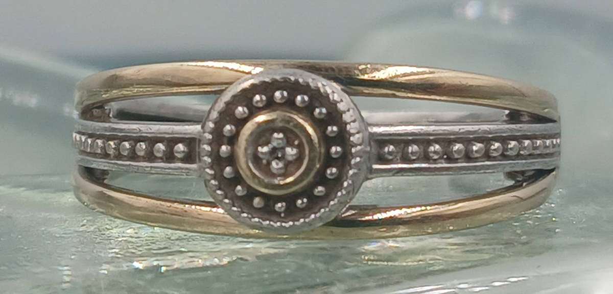 Beautiful Sterling Silver Ring with 9ct Gold