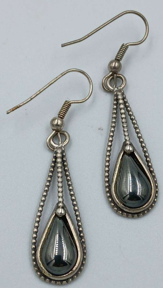 Elegante Sterling Silver Hematite Teardrop Earrings