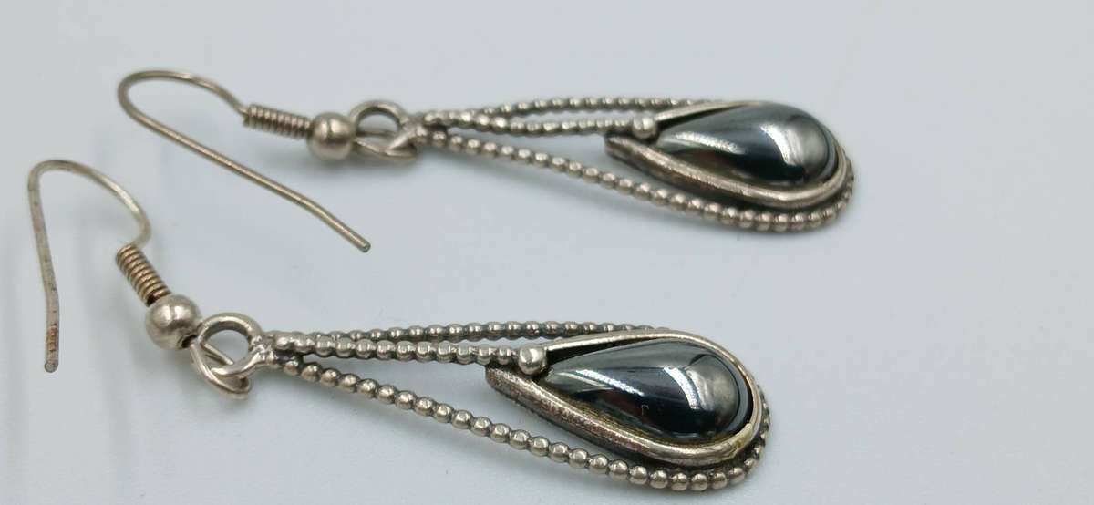 Elegante Sterling Silver Hematite Teardrop Earrings