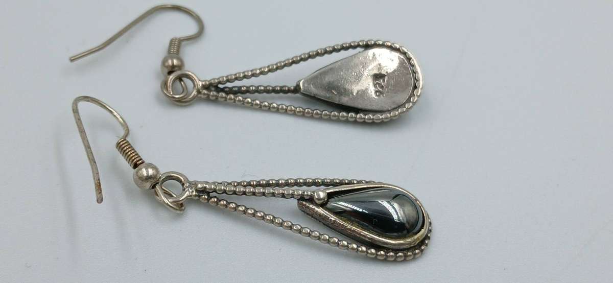 Elegante Sterling Silver Hematite Teardrop Earrings