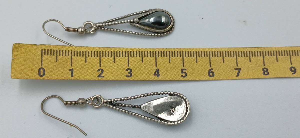 Elegante Sterling Silver Hematite Teardrop Earrings