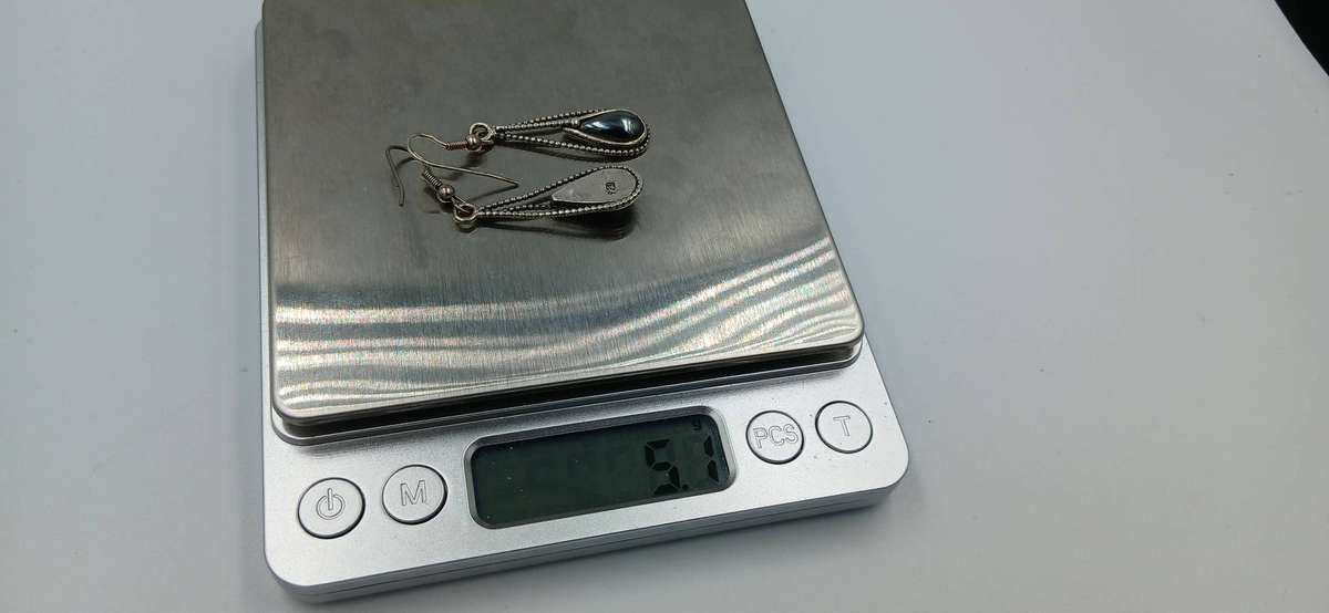 Elegante Sterling Silver Hematite Teardrop Earrings