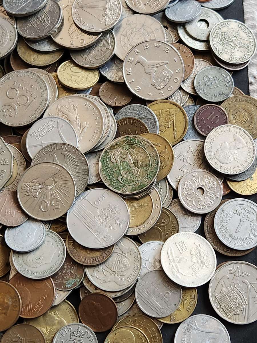 Mixed lot of World Coins 2 kg - as per photograph