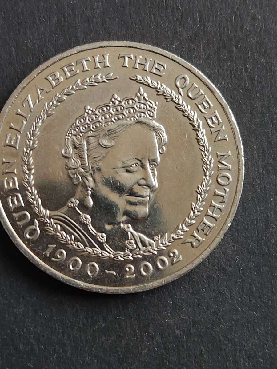 Queen Elizabeth the Queen Mother Commemorate 5 Pounds 2002 - as per photograph