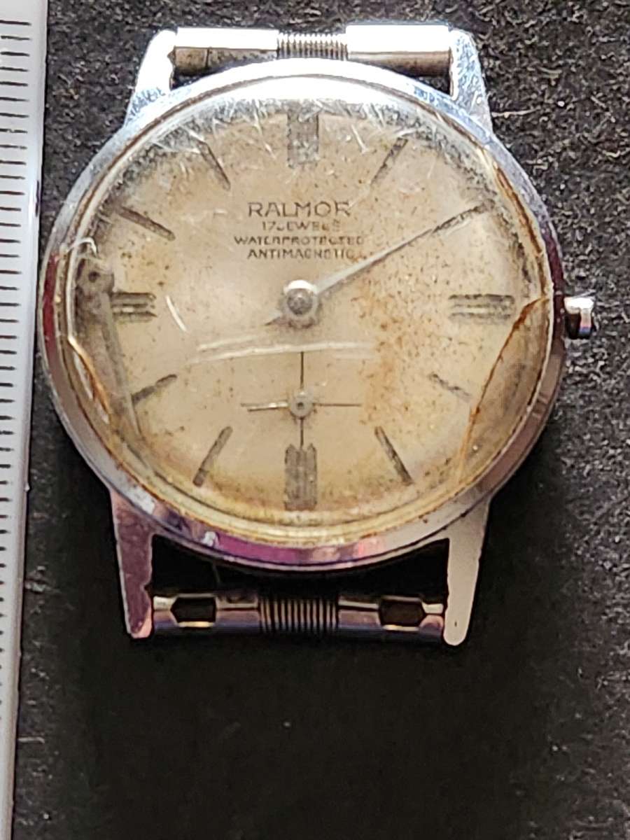Vintage Men`s Ralmor 17 Jewels Water Protected Antimagnetic Watch missing winder (not working)