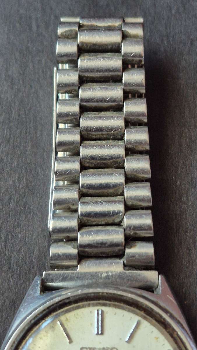 Vintage Men's Seiko Quartz Watch (unchecked) - sold as is