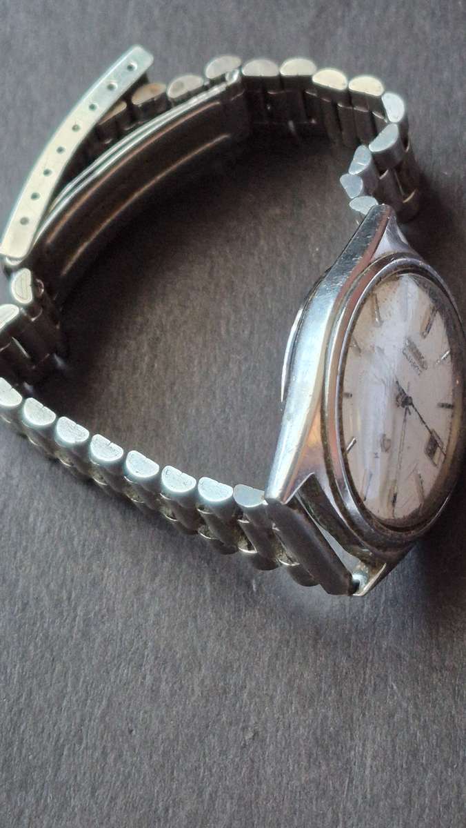 Vintage Men's Seiko Quartz Watch (unchecked) - sold as is