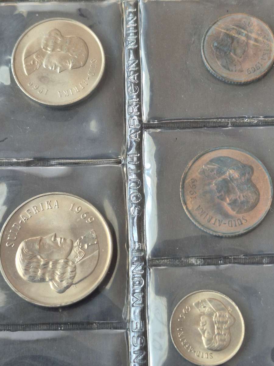 SA Mint Pack 1969 Afrikaans (including Silver One Rand) scarce date