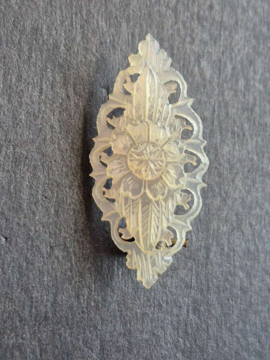 Vintage Mother of Pearl Brooch (pin broken)