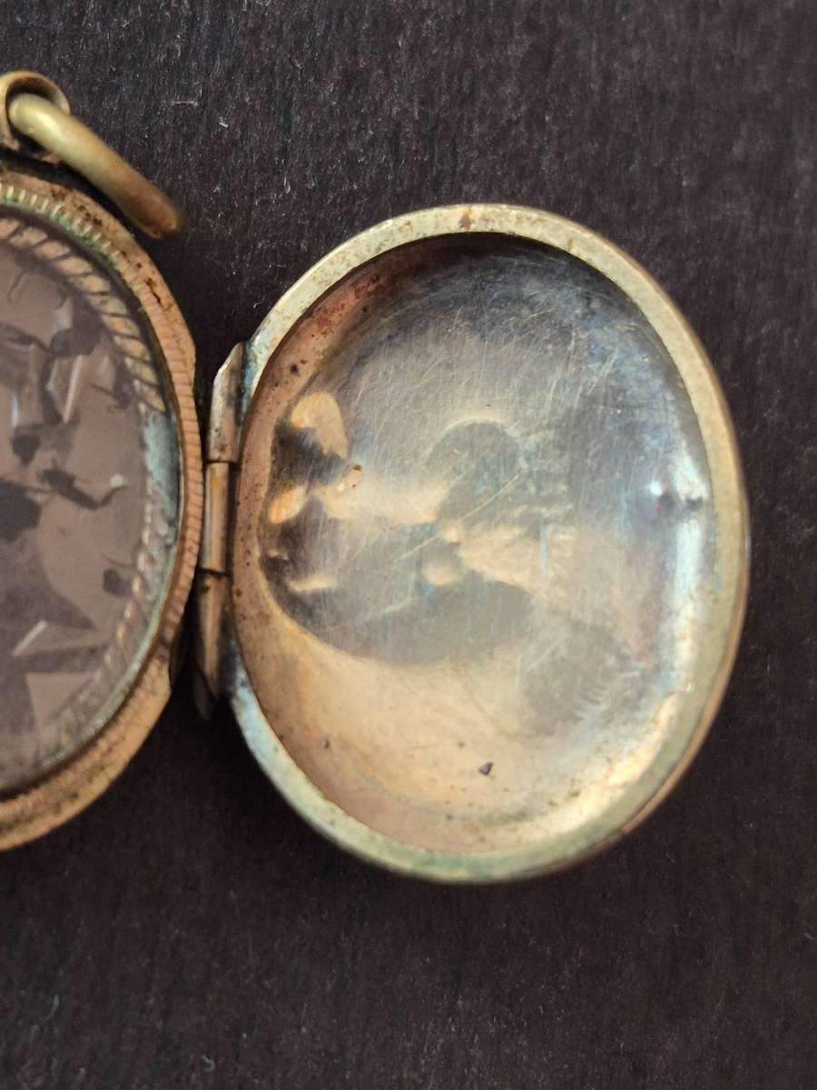 Antique Victorian Gold Plated Locket total weight 4.6g