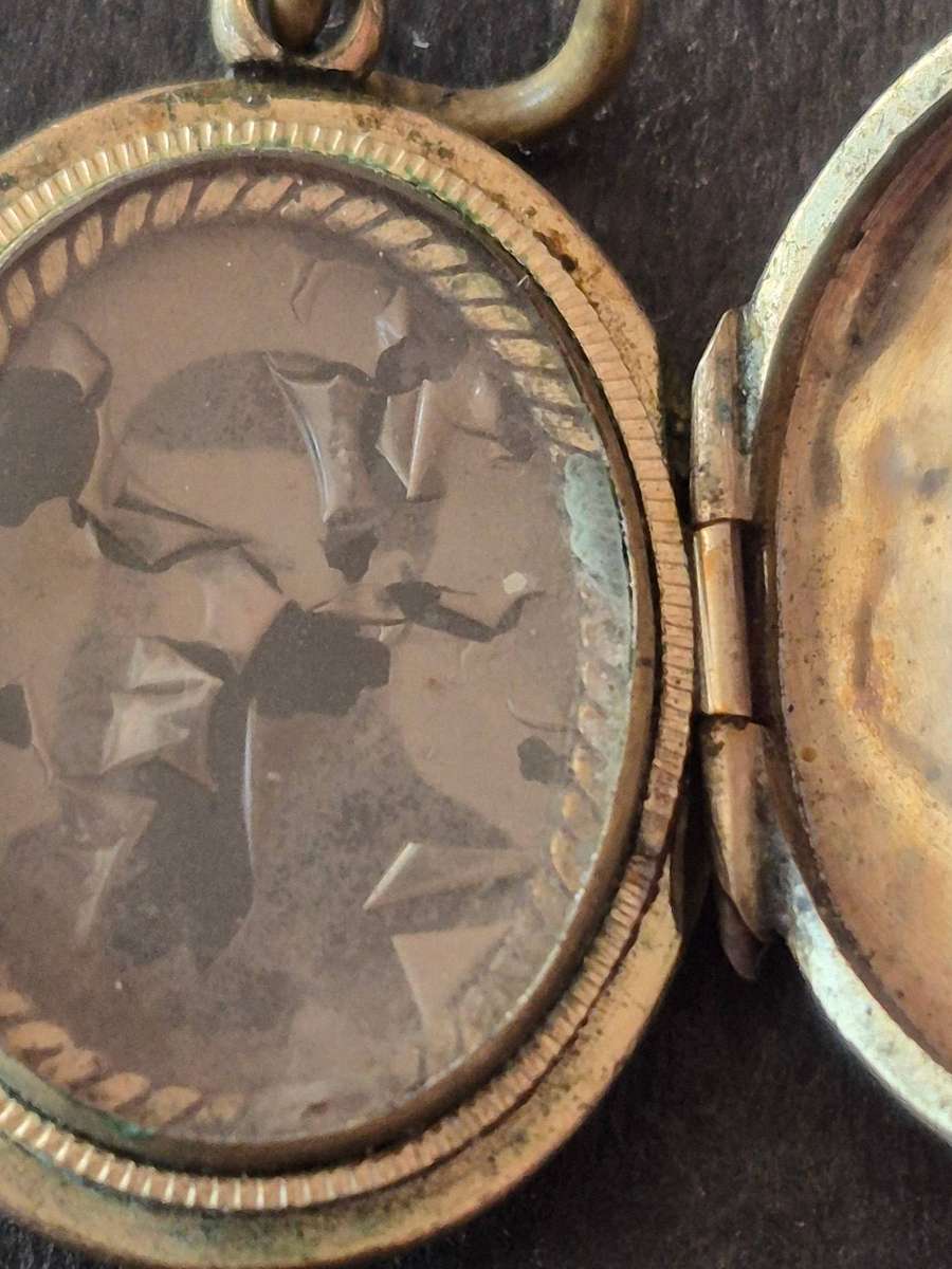 Antique Victorian Gold Plated Locket total weight 4.6g