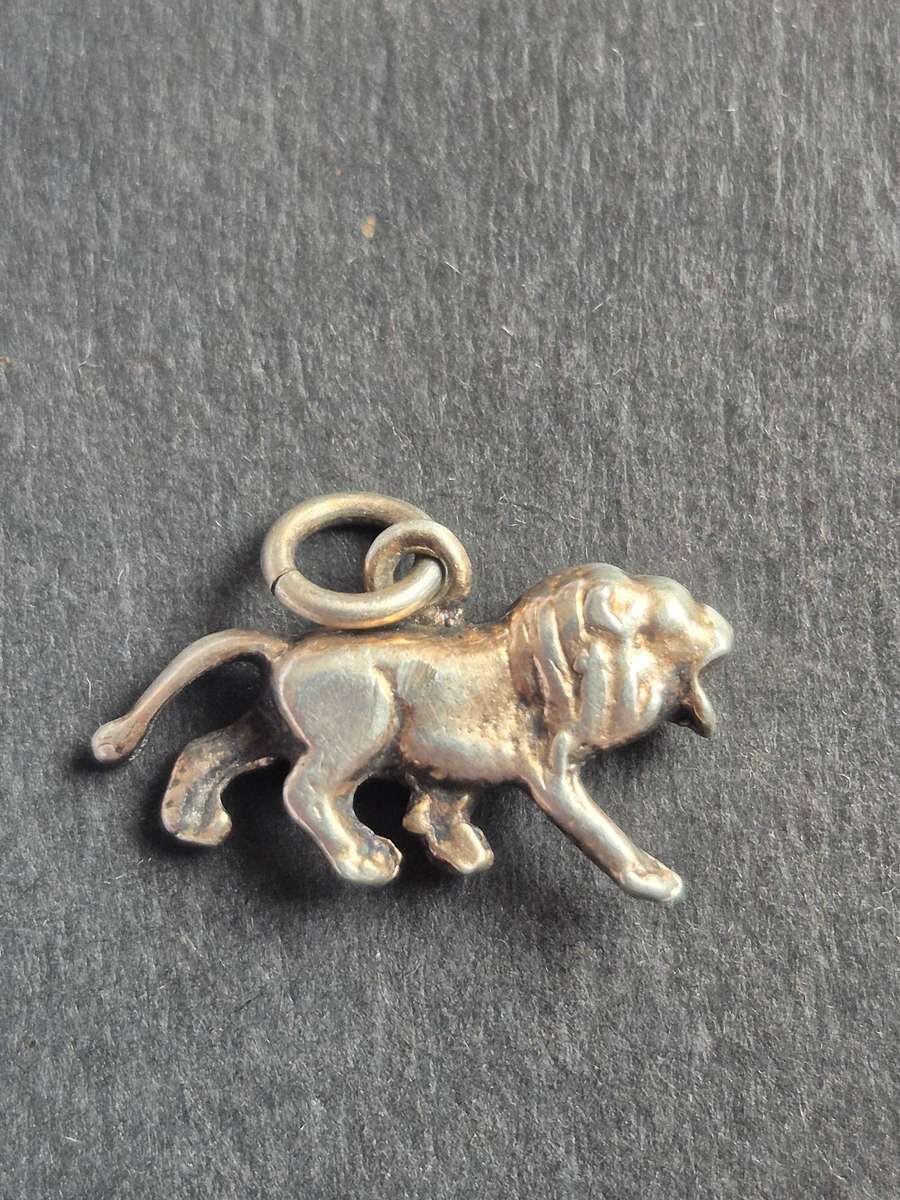 Vintage Lion Silver Charm 4.9g