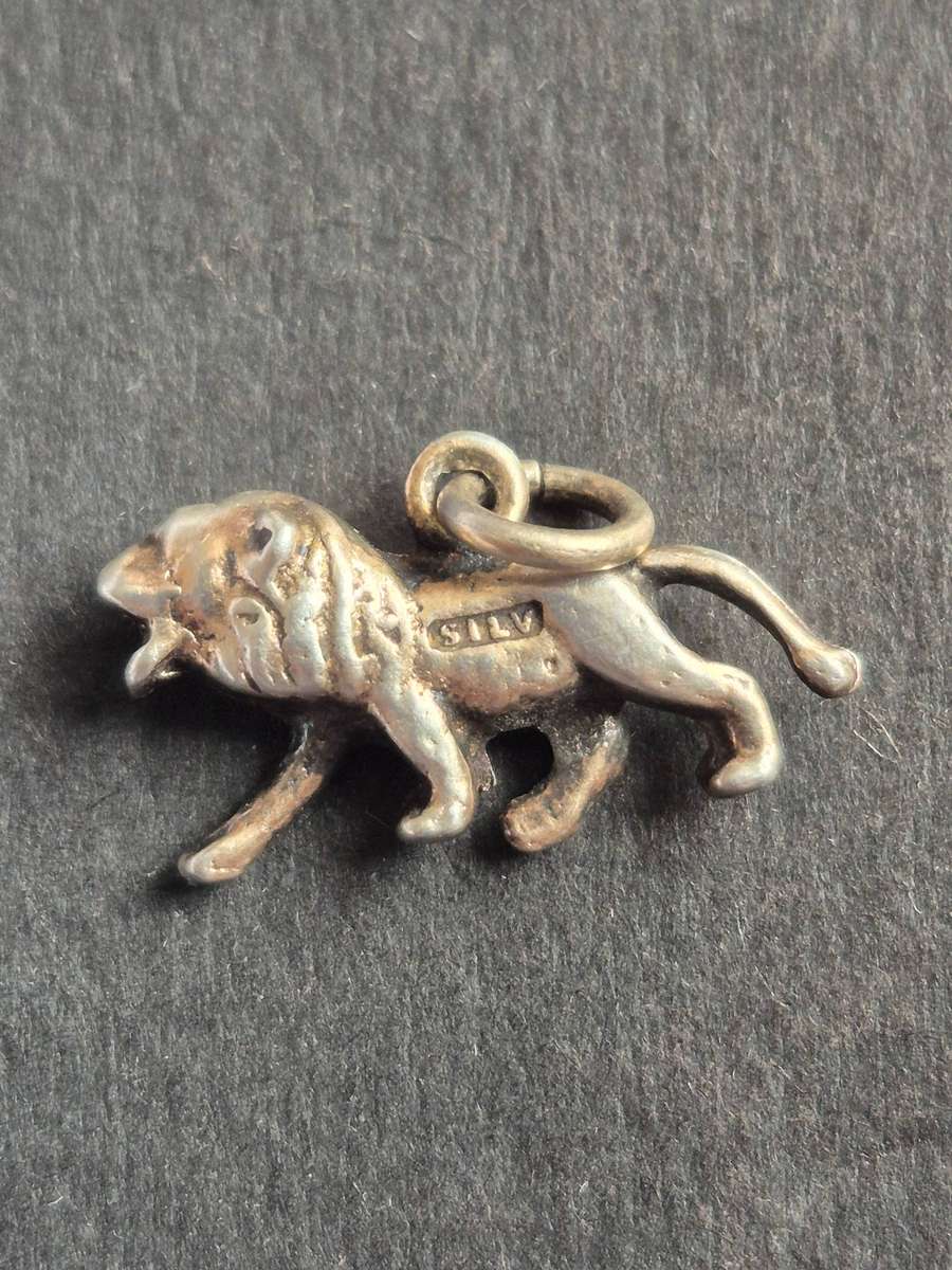 Vintage Lion Silver Charm 4.9g