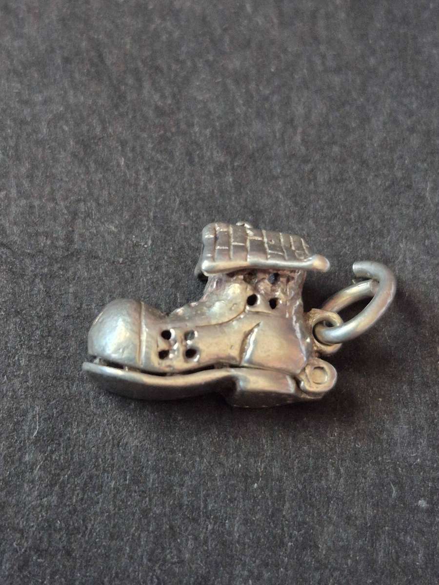 Vintage Sterling Silver "old woman who lived in a boot" Charm 2.8g