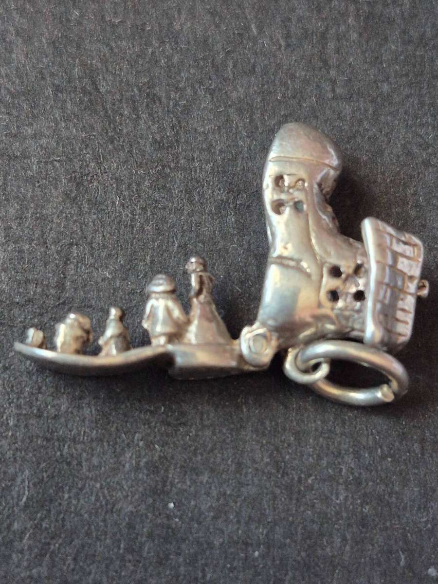 Vintage Sterling Silver "old woman who lived in a boot" Charm 2.8g