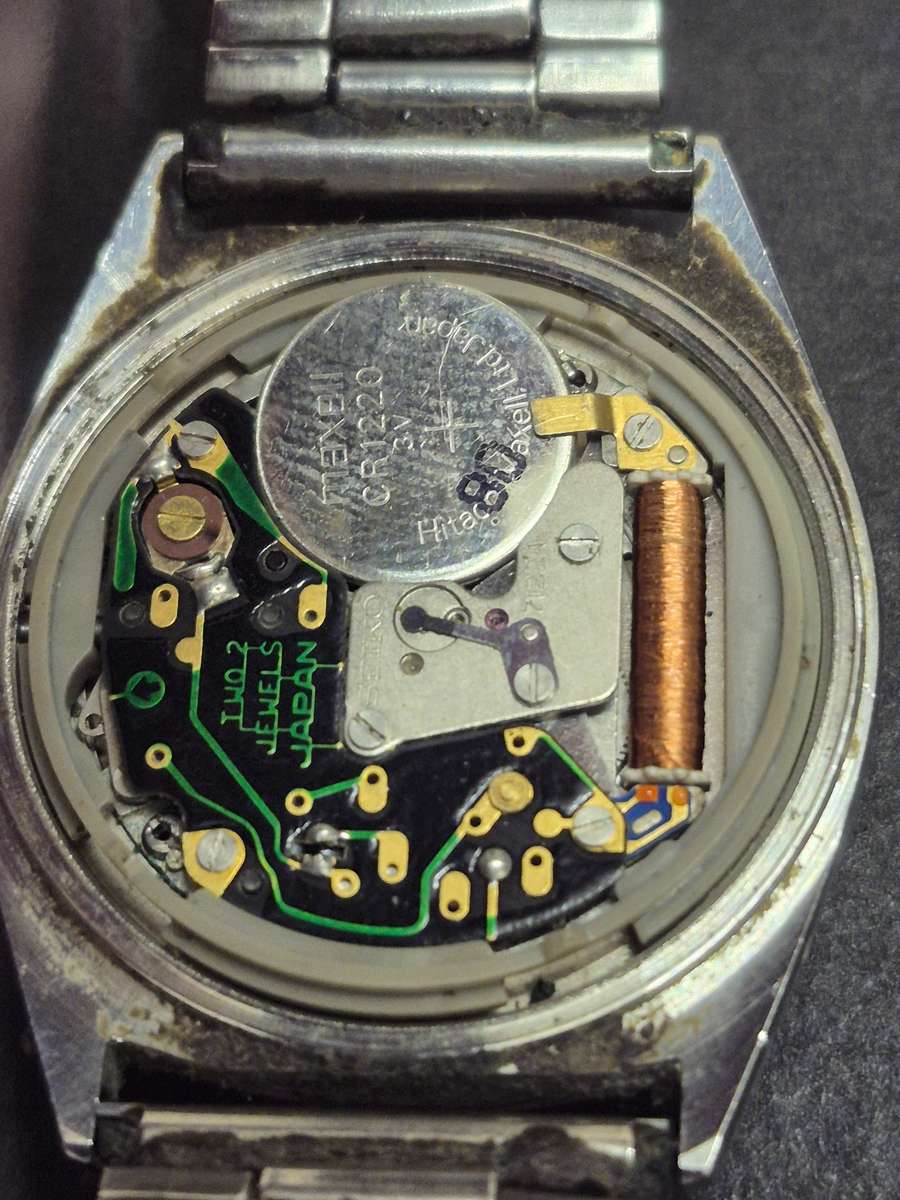 Vintage Men's Seiko Quartz Watch (unchecked) - sold as is