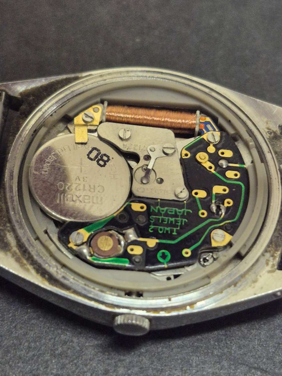 Vintage Men's Seiko Quartz Watch (unchecked) - sold as is