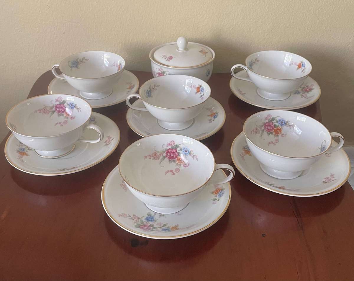 Stunning Hutschenreuther Selb Juvel pattern tea cups, saucers and sugar bowl