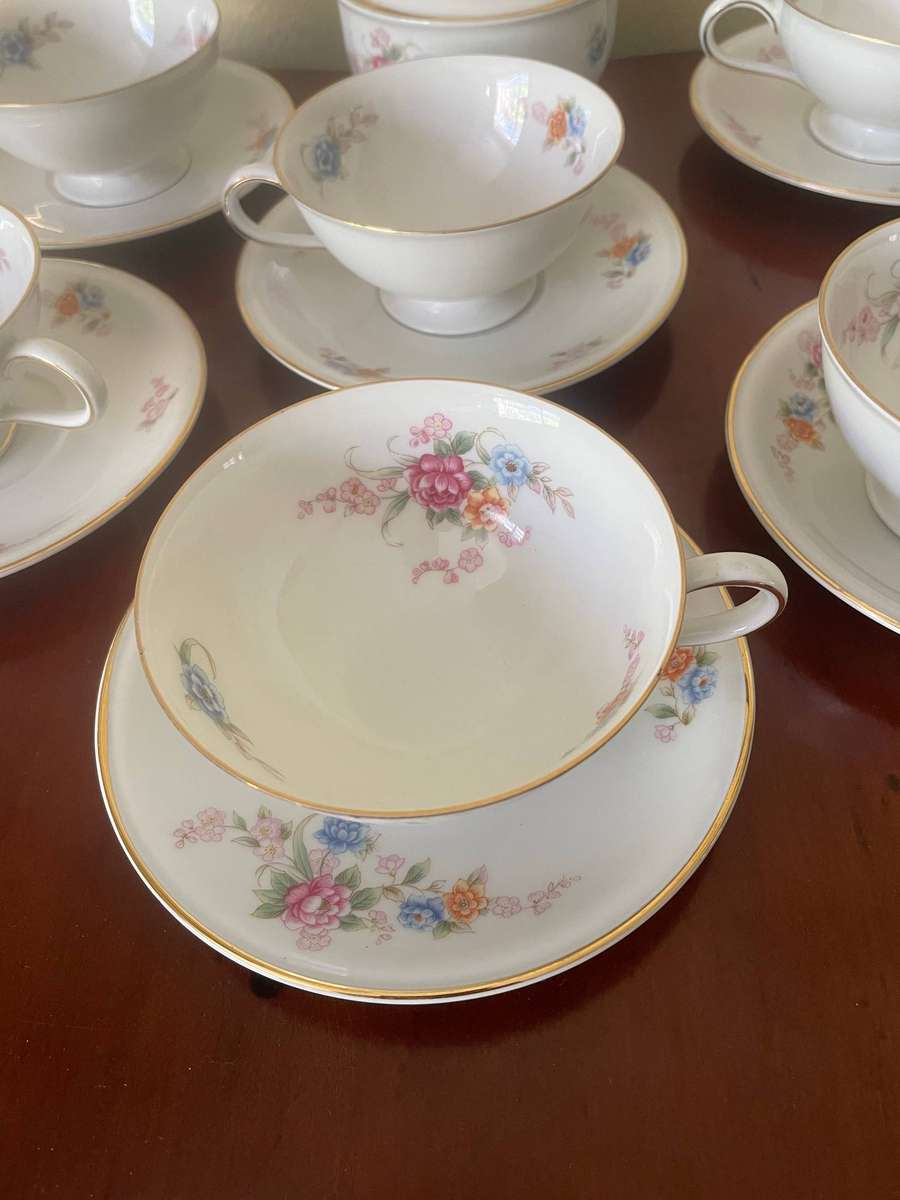 Stunning Hutschenreuther Selb Juvel pattern tea cups, saucers and sugar bowl
