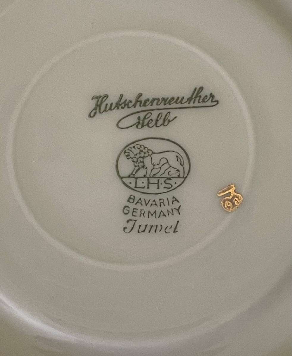 Stunning Hutschenreuther Selb Juvel pattern tea cups, saucers and sugar bowl