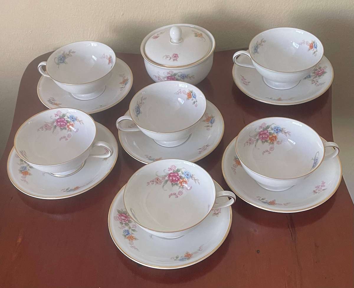 Stunning Hutschenreuther Selb Juvel pattern tea cups, saucers and sugar bowl