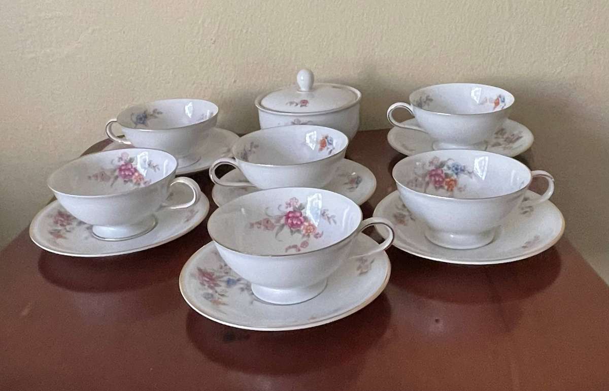 Stunning Hutschenreuther Selb Juvel pattern tea cups, saucers and sugar bowl