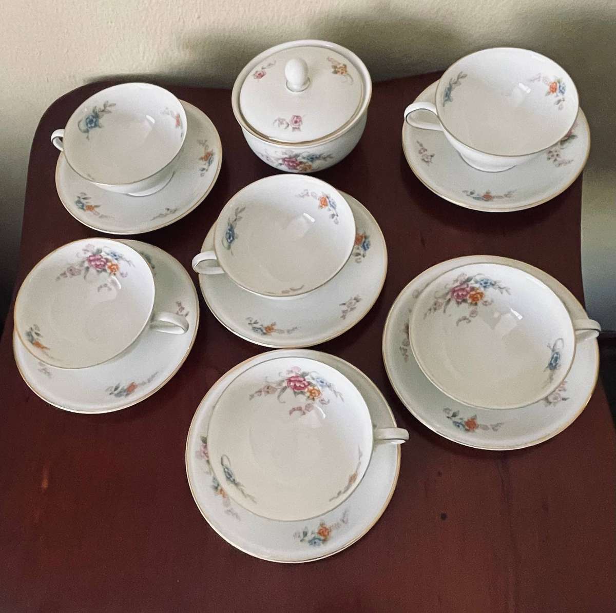 Stunning Hutschenreuther Selb Juvel pattern tea cups, saucers and sugar bowl
