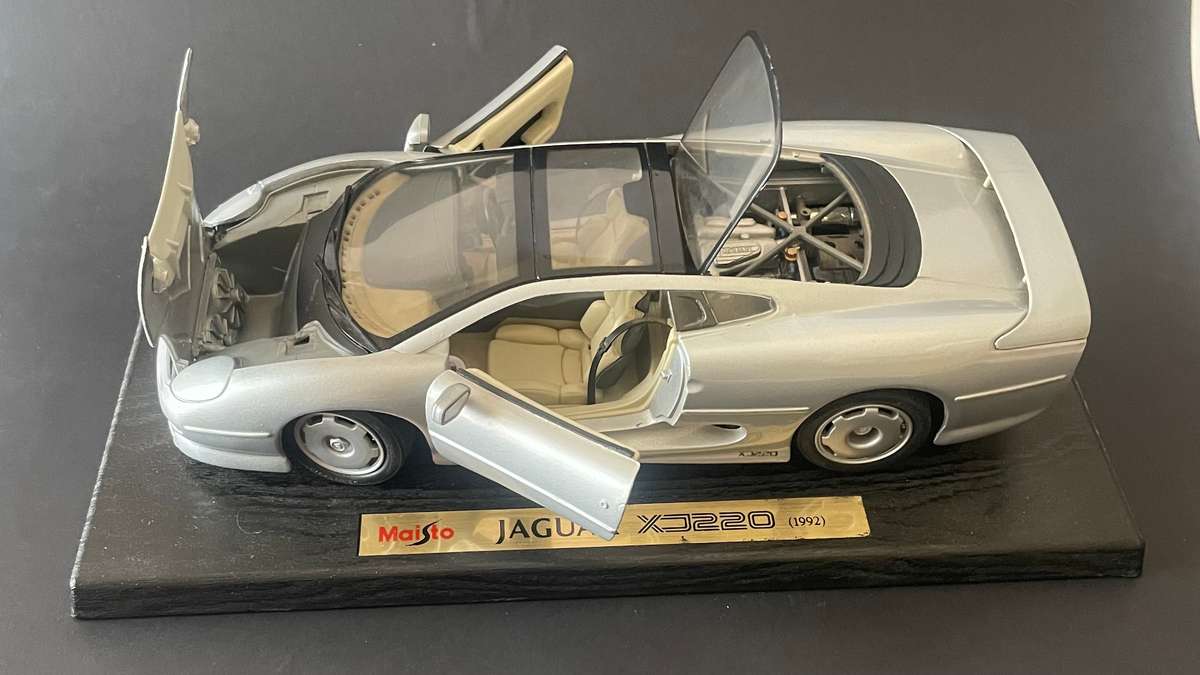 Maisto Jaguar XJ220 (1992) special Edition 1:18 die cast model