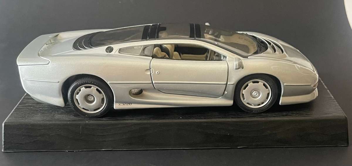 Maisto Jaguar XJ220 (1992) special Edition 1:18 die cast model