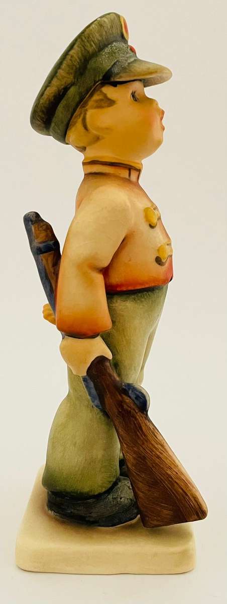 Hummel Soldier boy - TKM 4 - Rare find with the red cap badge. Model 332.