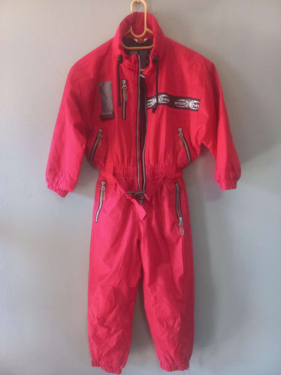 Red ski / snow suit