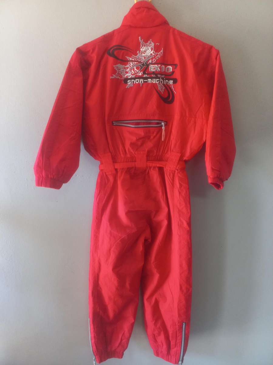 Red ski / snow suit