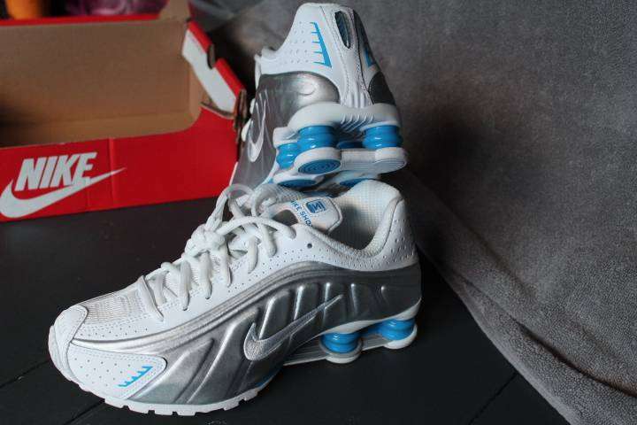 Authentic Nike Shox R4 - White/Metallic Silver/Blue Hero