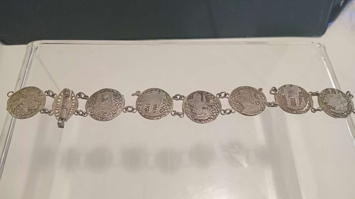 Antique 18 g Silver Filligree bracelet(broken)