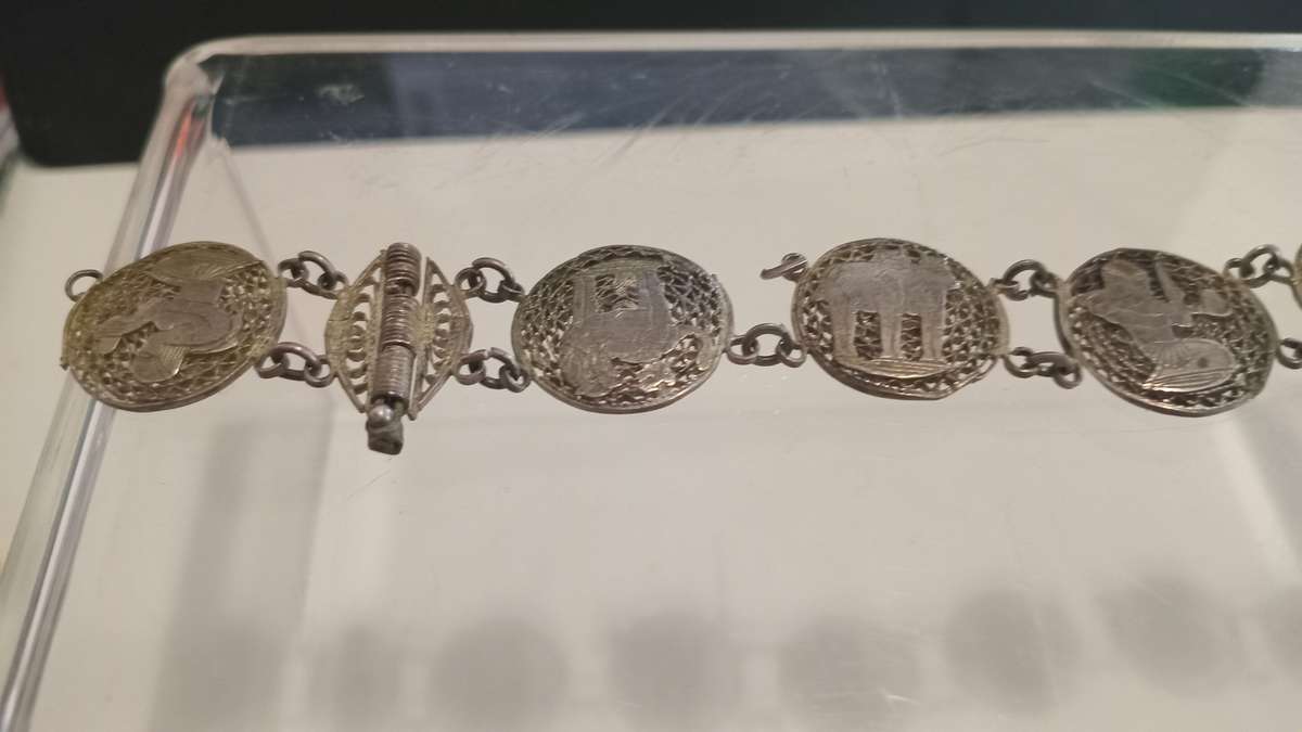 Antique 18 g Silver Filligree bracelet(broken)