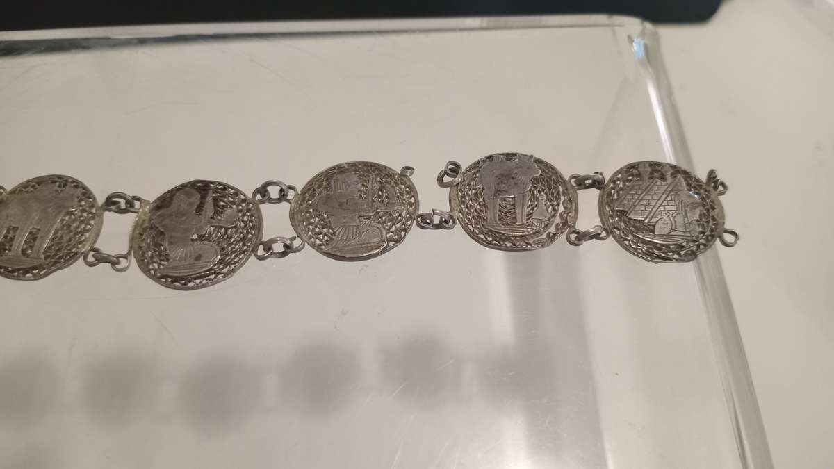 Antique 18 g Silver Filligree bracelet(broken)