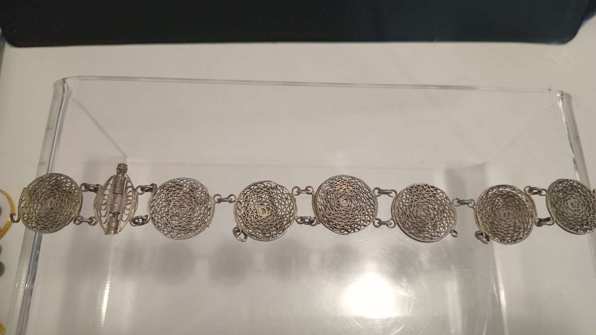 Antique 18 g Silver Filligree bracelet(broken)