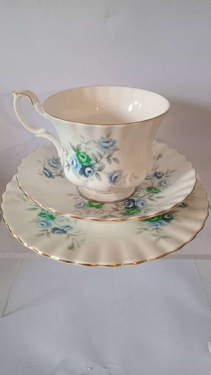 ROYAL ALBERT INSPIRATION TRIO Blue and green flower design