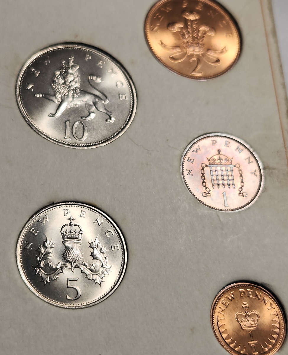 1971 BRITAIN'S FIRST DECIMAL COINS in Folder - Brilliant UNC/PL