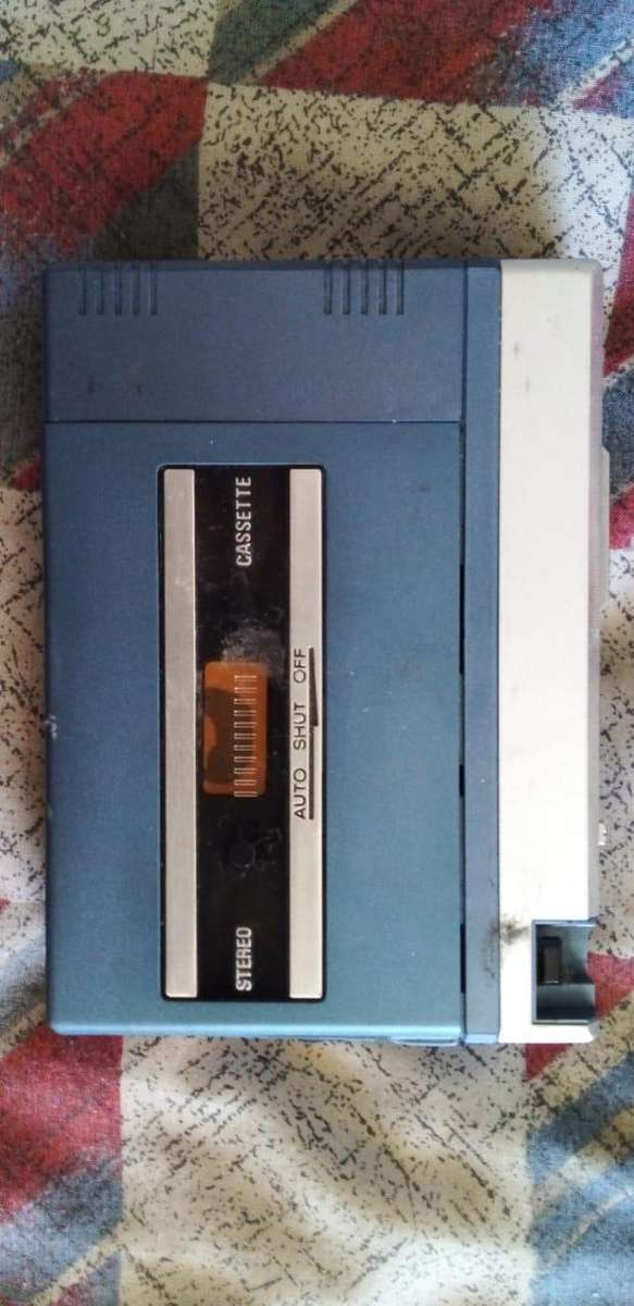 OLD WALKMAN AS PER IMAGE.COLLECTORS ITEM.