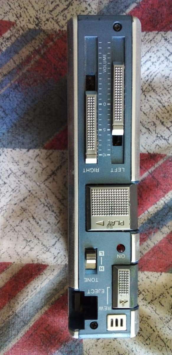 OLD WALKMAN AS PER IMAGE.COLLECTORS ITEM.