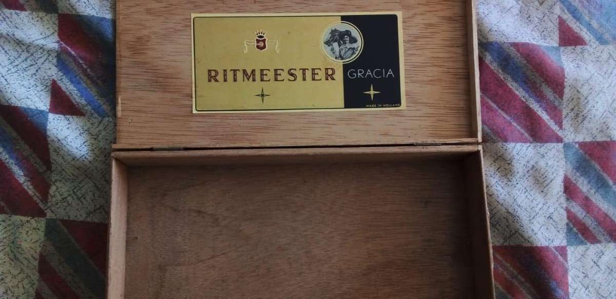 OLD RITMEESTER WOODEN CIGAR BOX AS PER IMAGE.