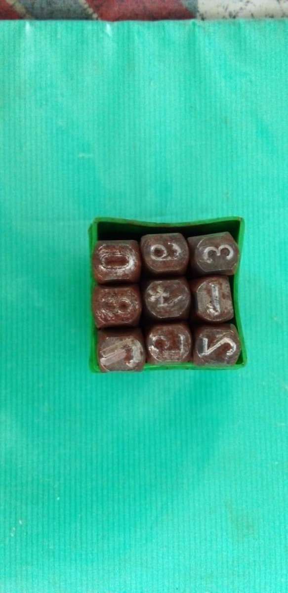 SET OF METAL NUMBER PUNCHERS.