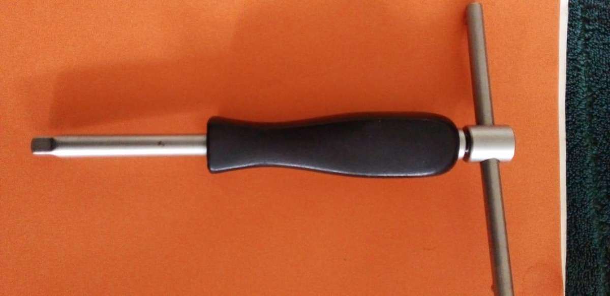 SOCKET T BAR PLUS HANDLE as per image.
