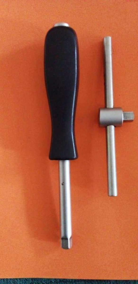 SOCKET T BAR PLUS HANDLE as per image.