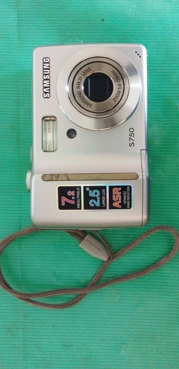 SAMSUNG S750 DIGITAL CAMERA