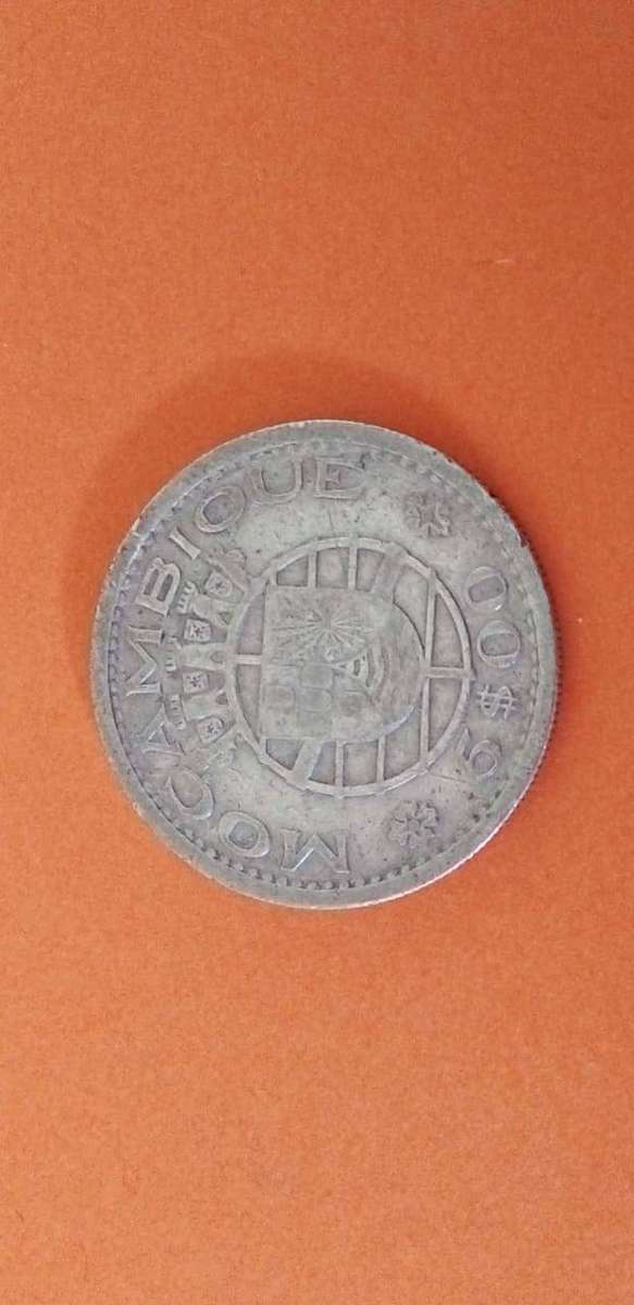 MOZAMBIQUE SILVER 1960 5 ESC COIN
