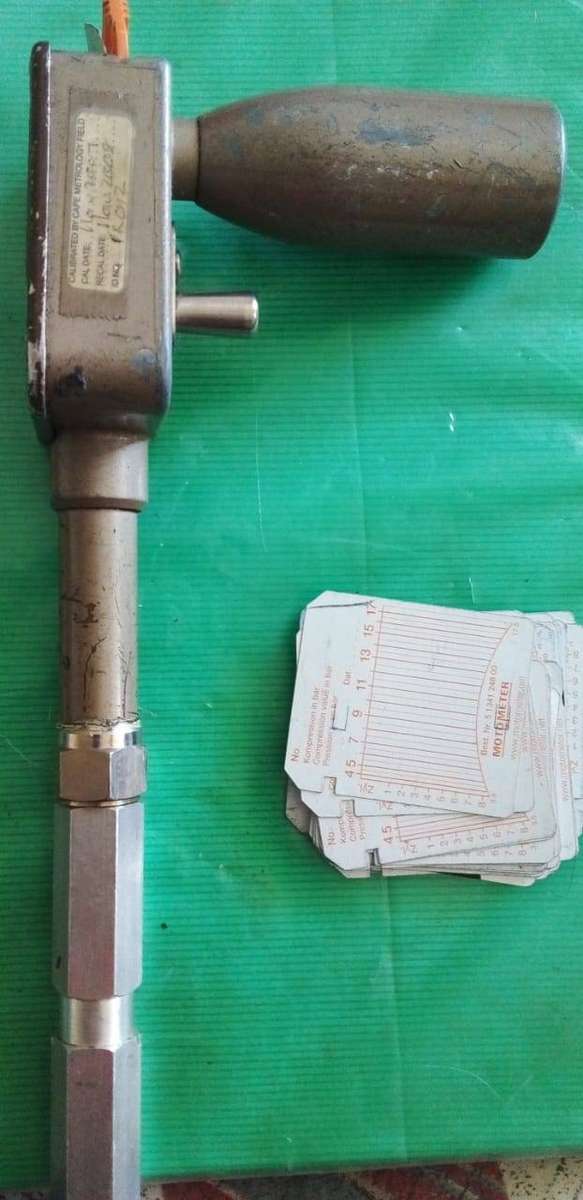 ENGINE CYLINDER COMPRESSION TESTER