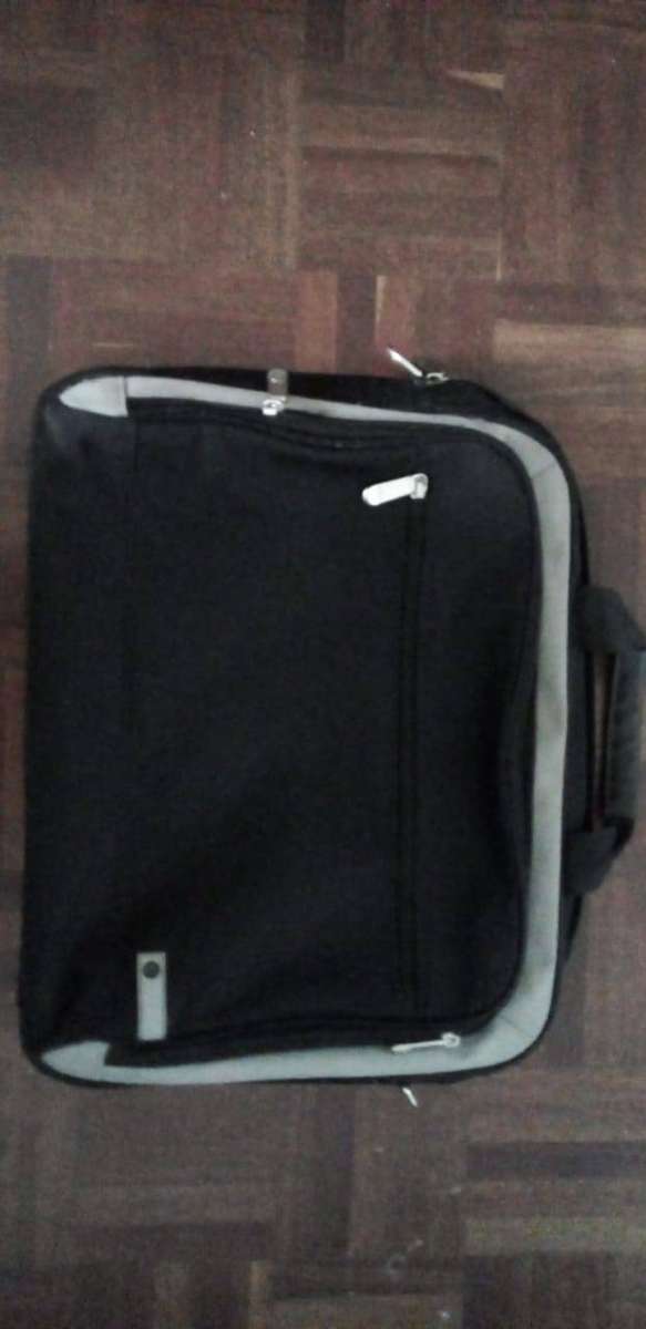 /////MULTIPURPOSE CARRY BAG. IN GREAT CONDITION..HP MAKE////